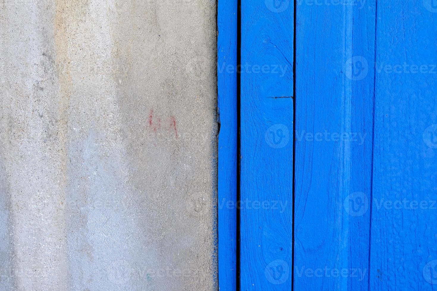 blu di legno porta con vecchio grunge calcestruzzo parete sfondo. foto