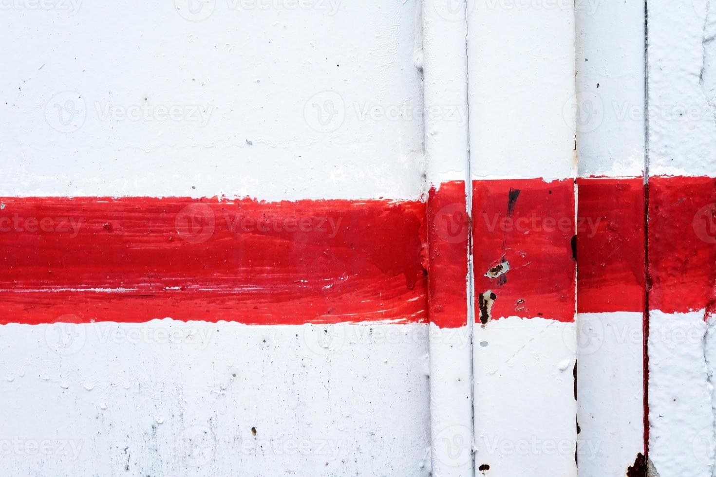 chiuso su vecchio metallo porta con rosso linea sfondo. foto