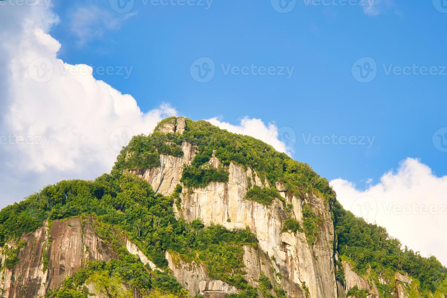 mattino blanc montagna, un' escursioni a piedi pista su mahe isola, bellissimo granito roccia e vegetazione foto