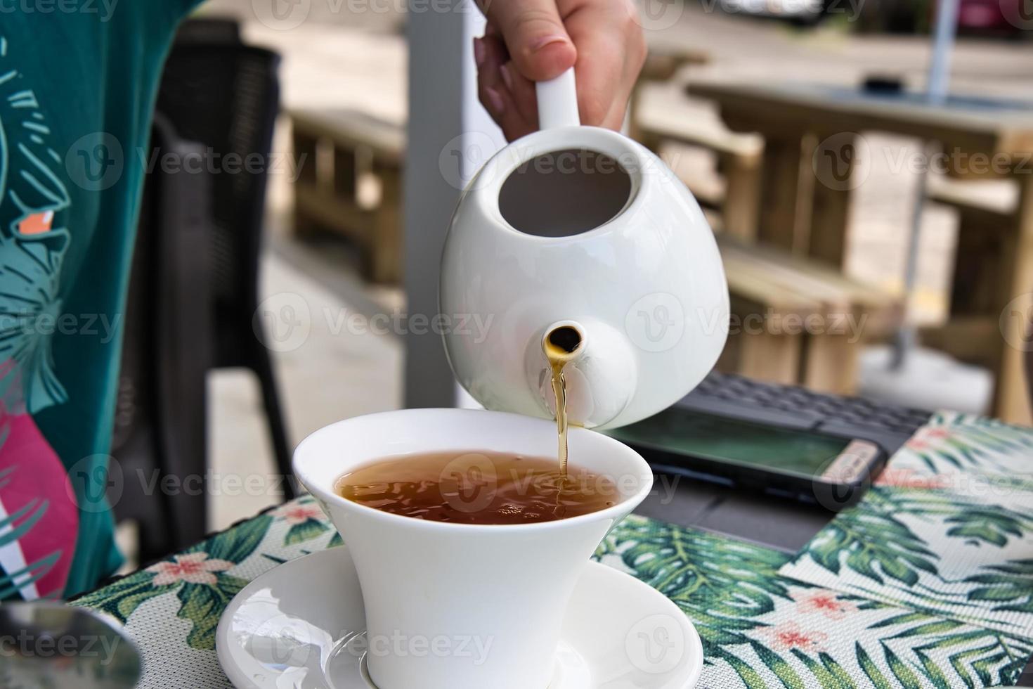 Due tazze di cappuccino su di legno tavolo nel bar. 11752666 Stock Photo su  Vecteezy