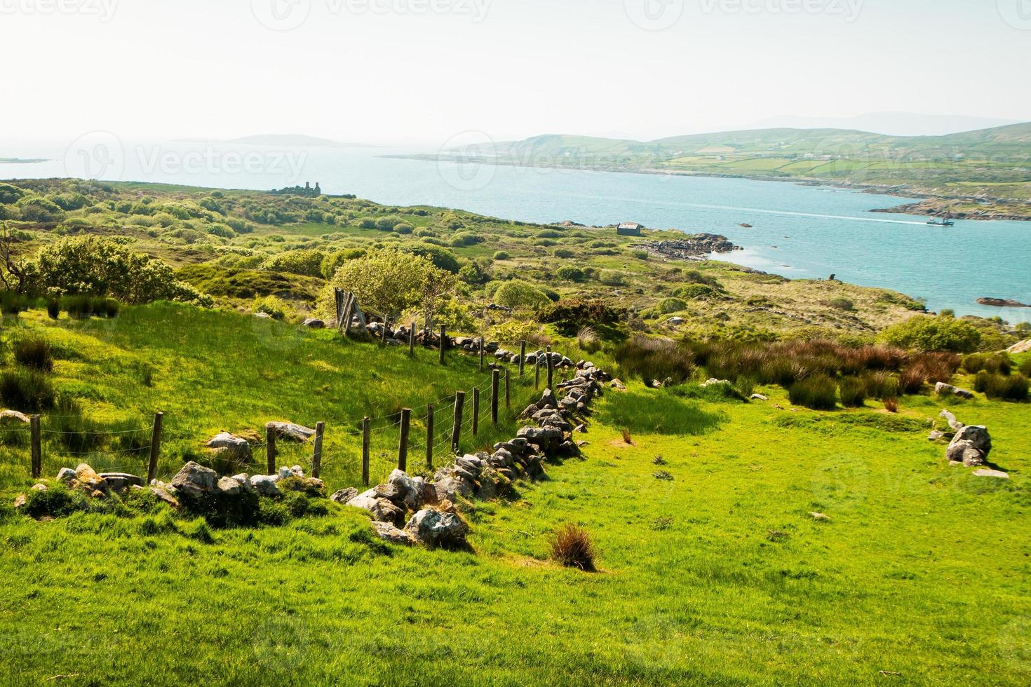 achil isola costa panorama con verde i campi nel primavera foto