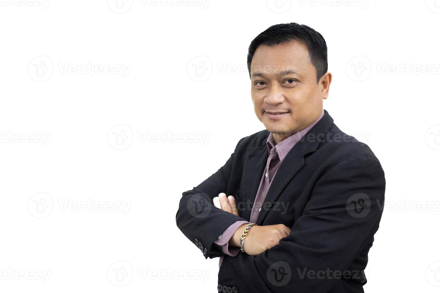 asiatico attività commerciale adulto uomo nel nero completo da uomo con braccio attraversamento sta isolato su bianca sfondo. foto