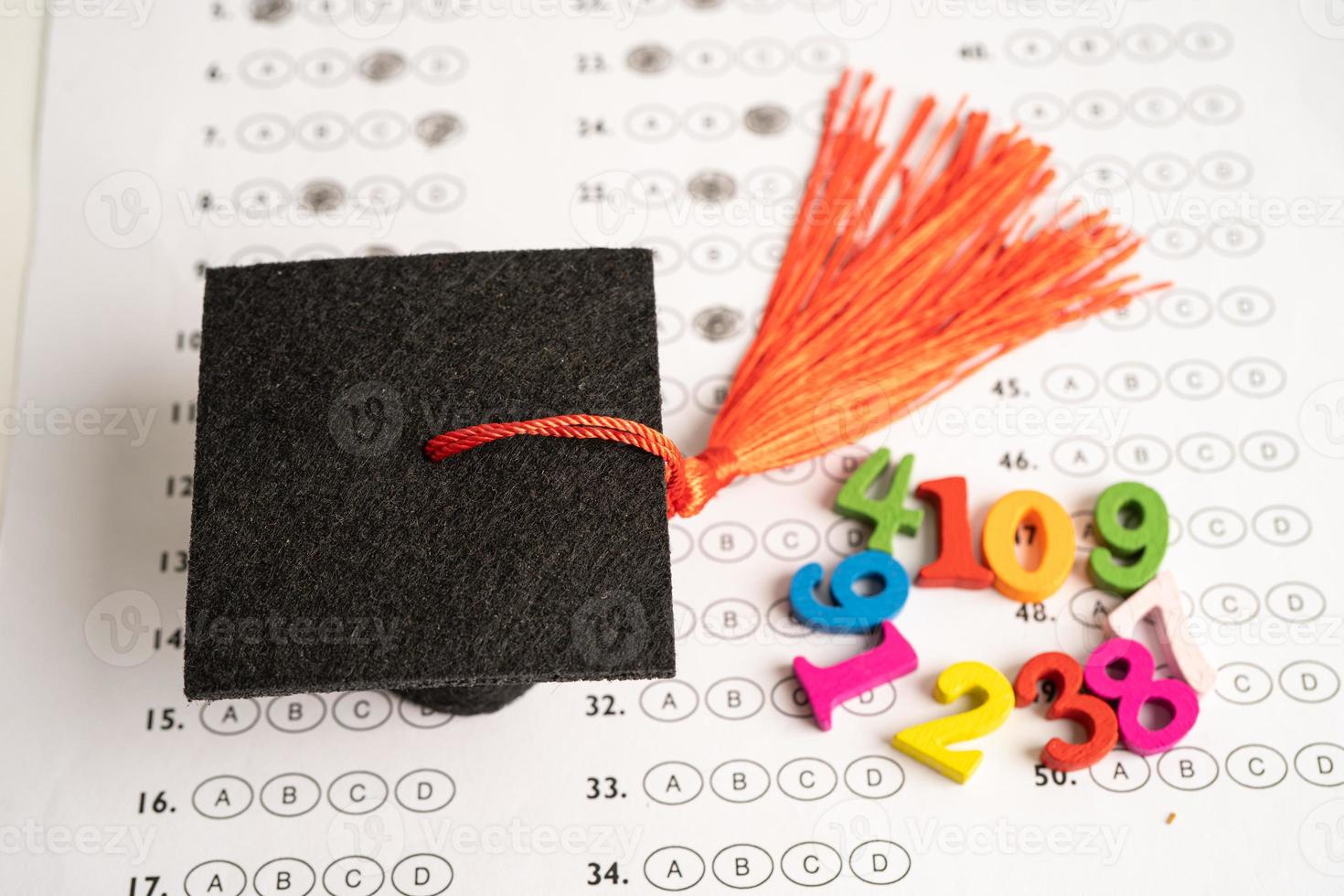 laurea cappello e matita sul foglio delle risposte sfondo, studio di istruzione test di apprendimento insegnano il concetto. foto