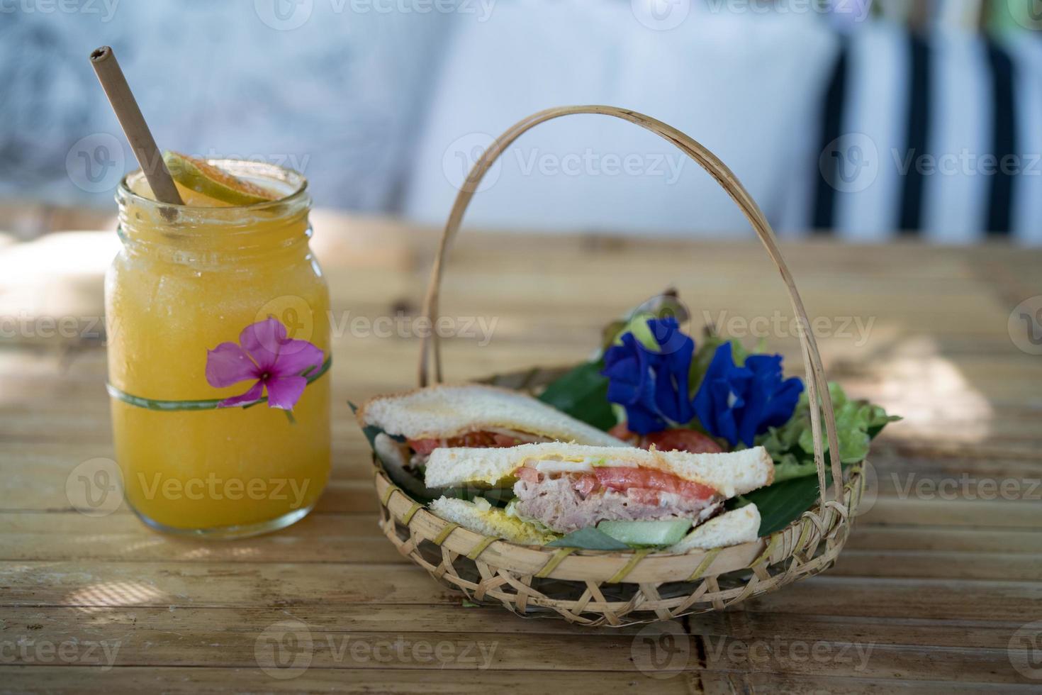 panino in un cestino con un drink foto