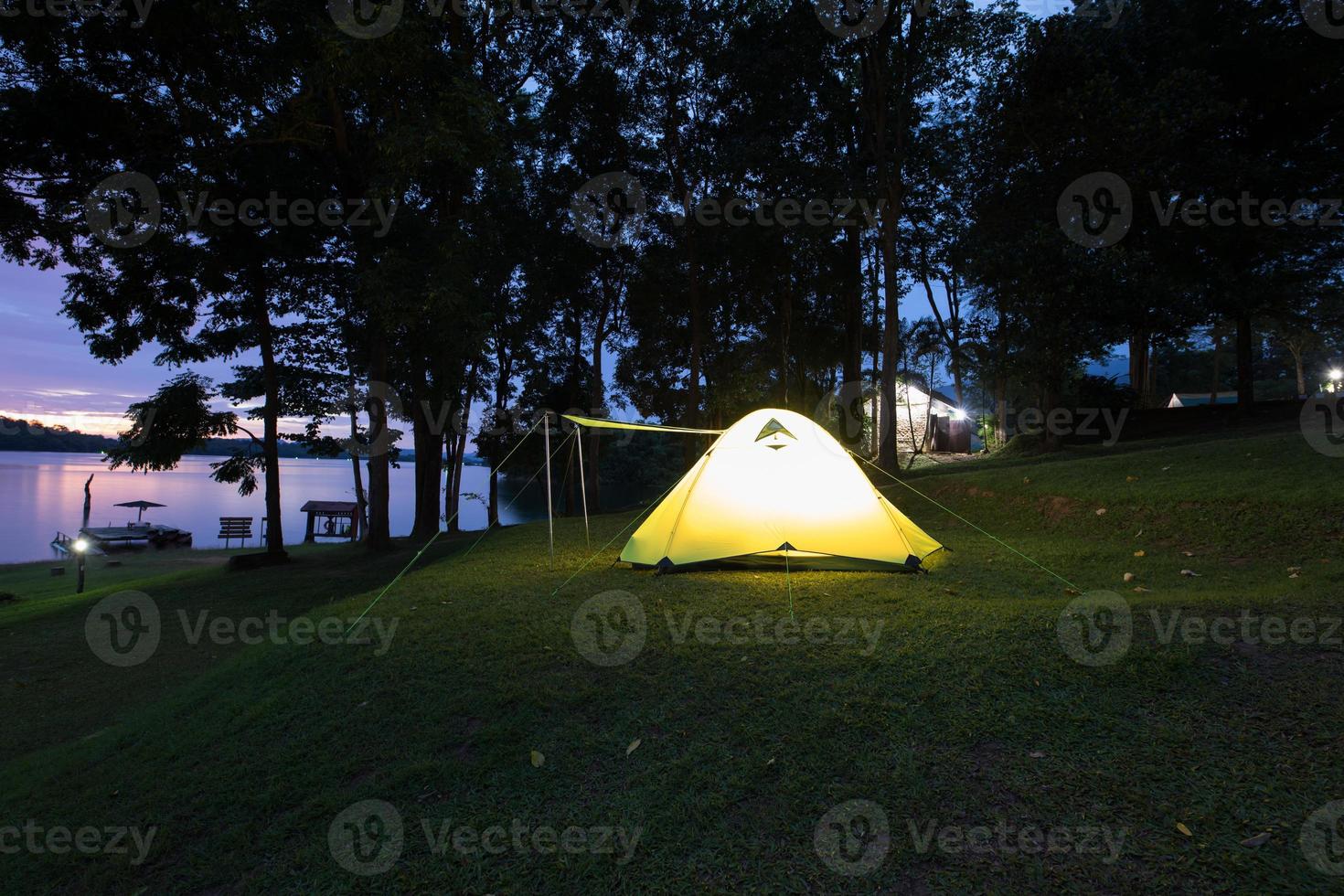 tenda da campeggio di notte foto