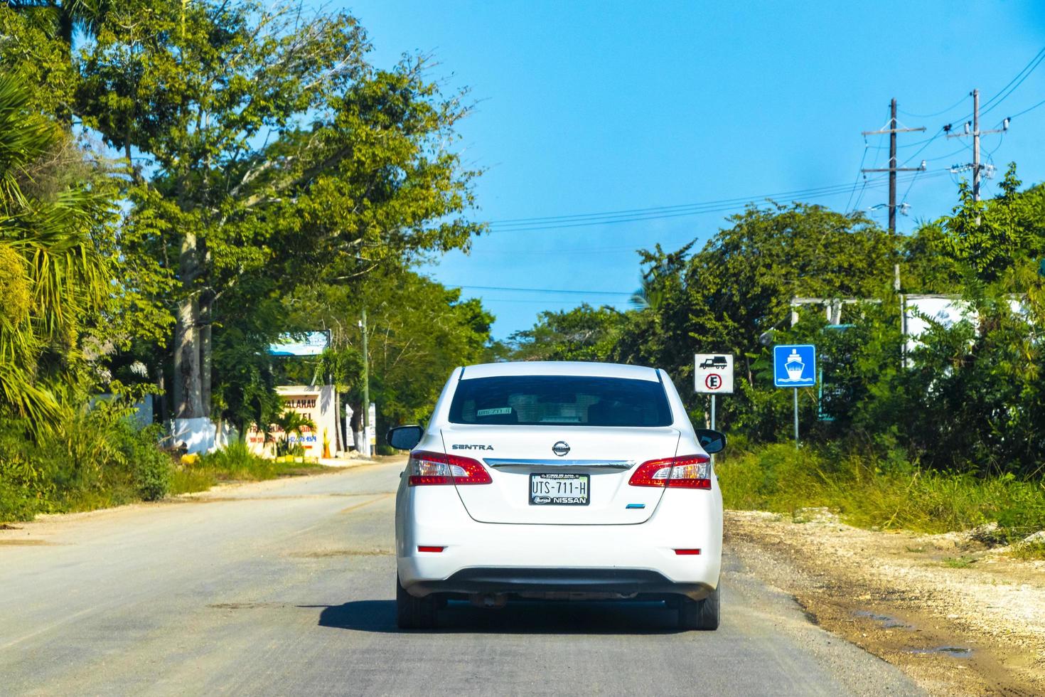 chiquila quintana roo Messico 2021 piccolo villaggio porta traghetto strada case persone macchine chiquila Messico. foto