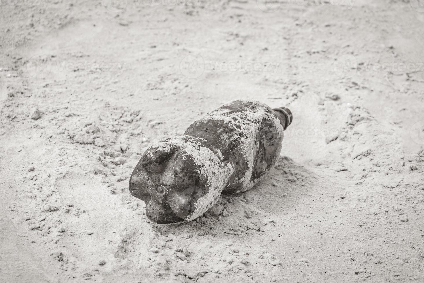 bottiglia di plastica arenata l'inquinamento dei rifiuti lavato sulla spiaggia brasile. foto