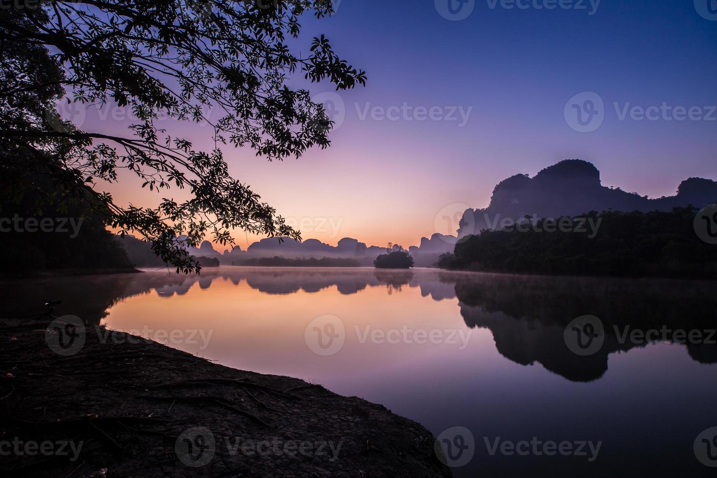 alba colorata sull'acqua foto