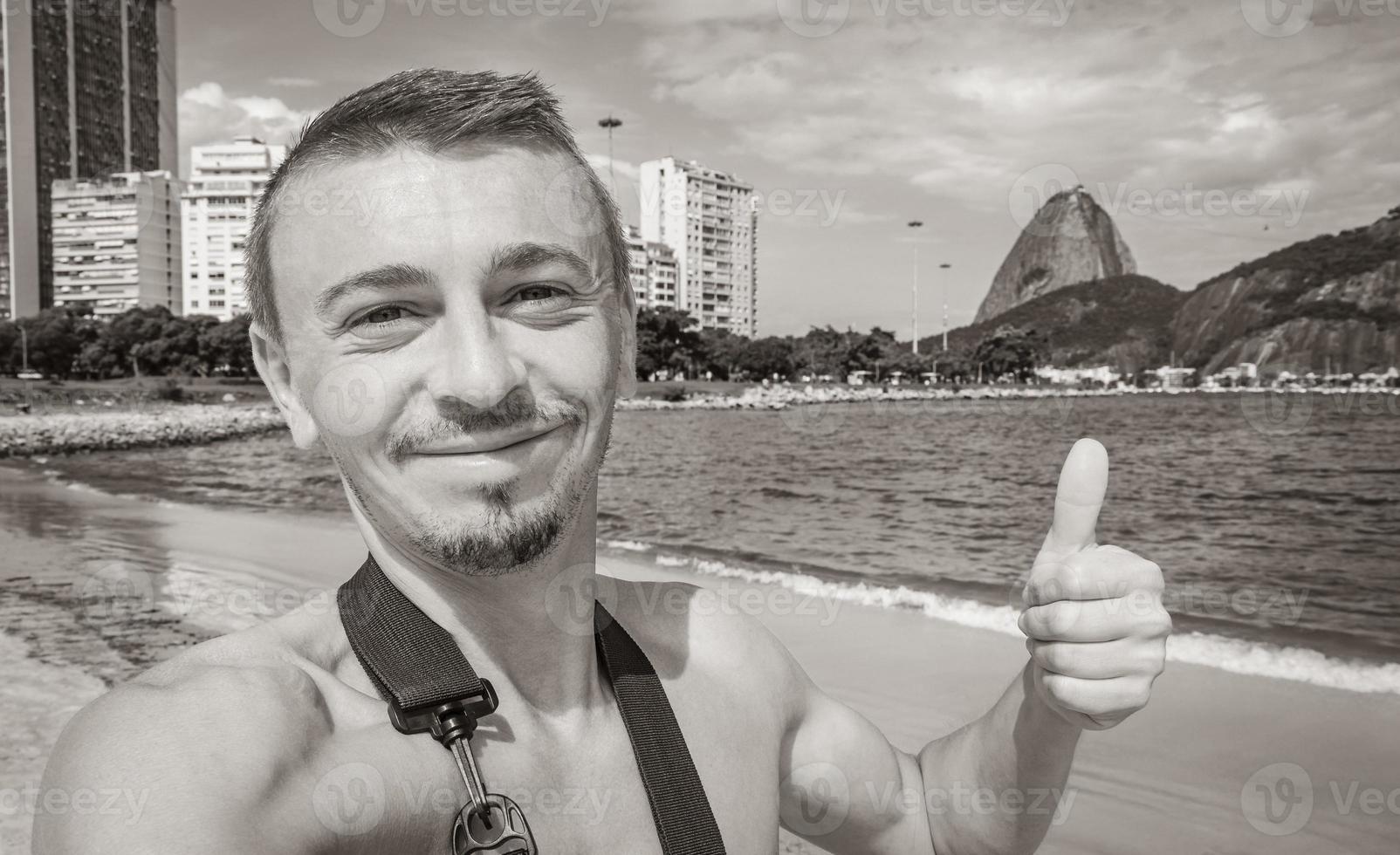 viaggiatore turistico prende selfie Pan di Zucchero montagna rio de janeiro brasile. foto