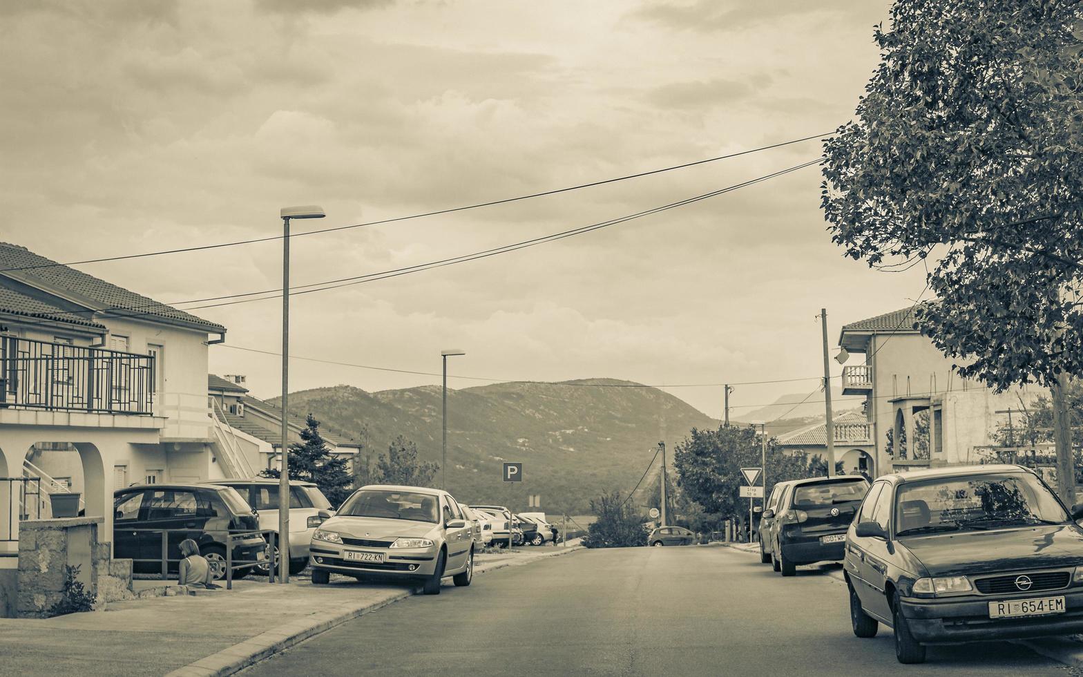 novità vinodolski primorje gorski Croazia 2012 novità vinodolski paesaggio urbano strada e montagne Visualizza nel bellissimo Croazia. foto