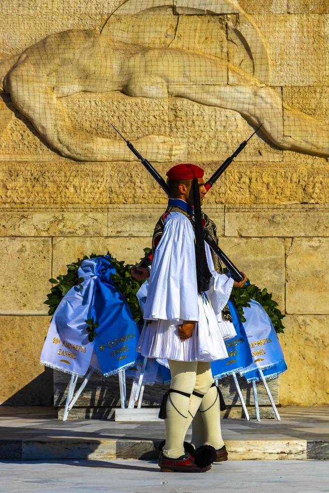 Atene soffitta Grecia 2018 monumento tomba di il sconosciuto soldato su sintagma piazza parlamento edificio parata Atene Grecia. foto