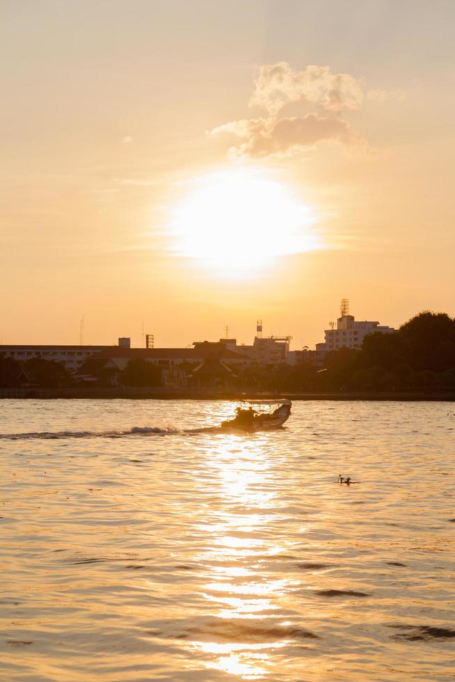 barca sul fiume foto