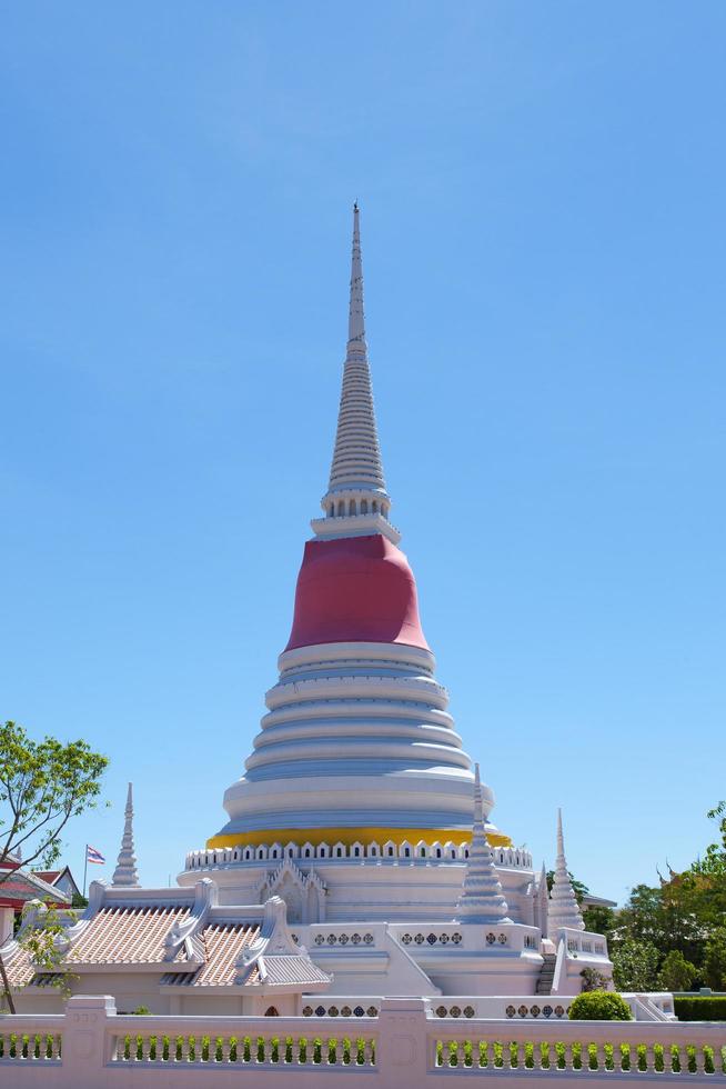 grande pagoda bianca in thailandia foto