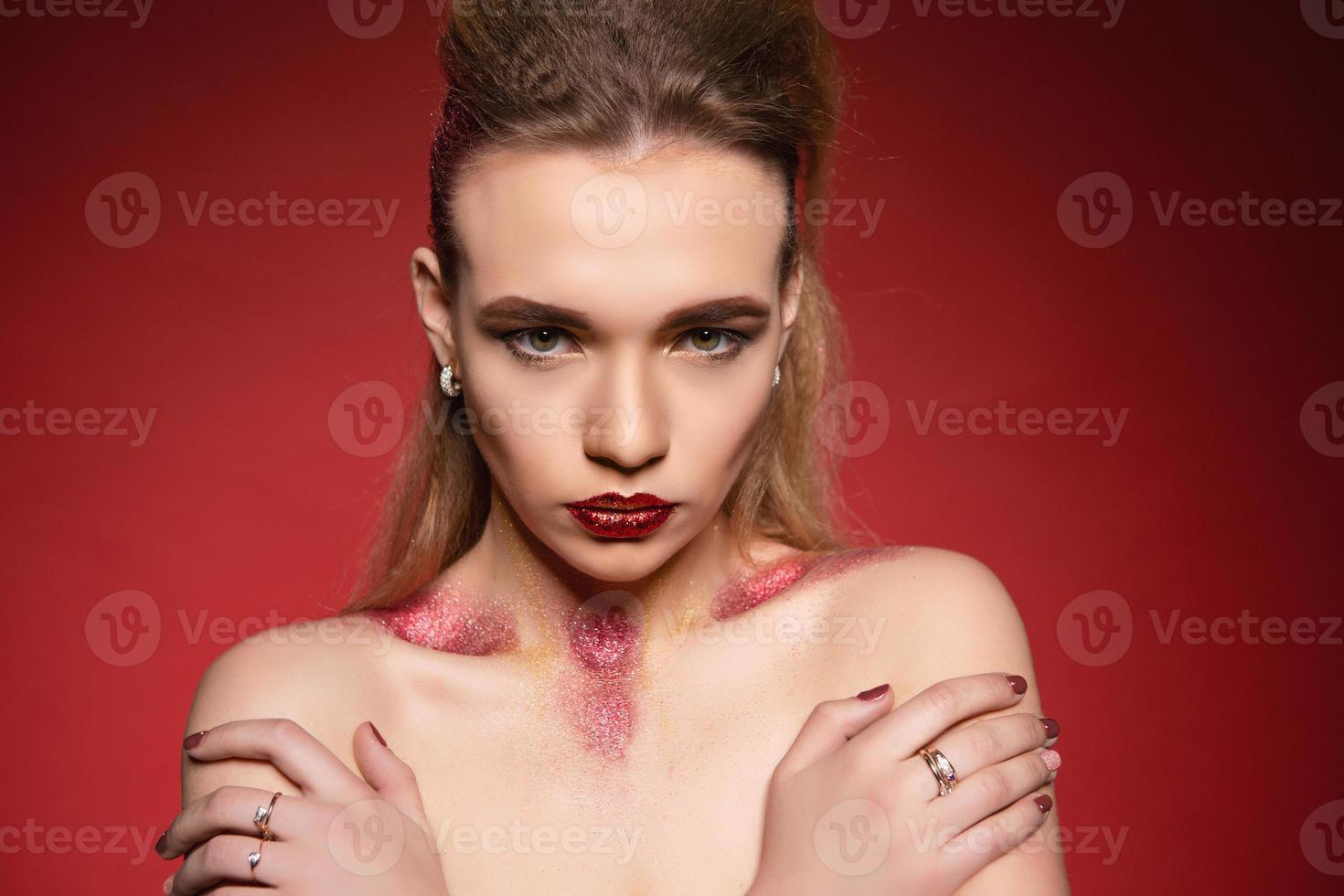 affascinante donna con trucco e pettinatura foto