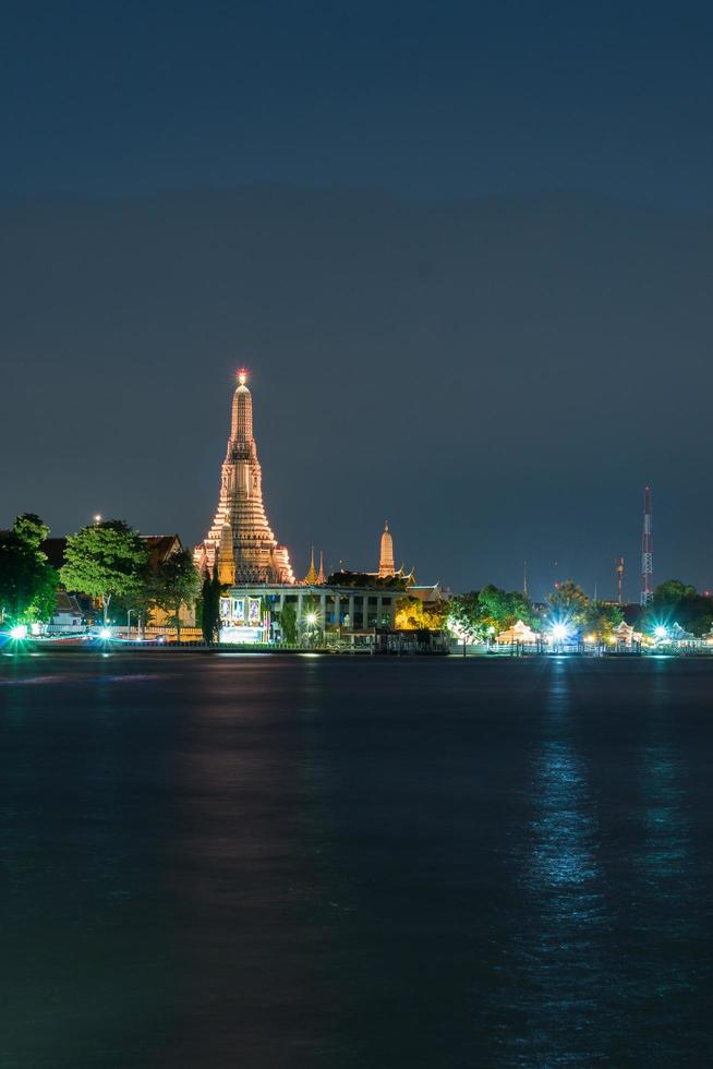 tempio di wat arun al crepuscolo foto