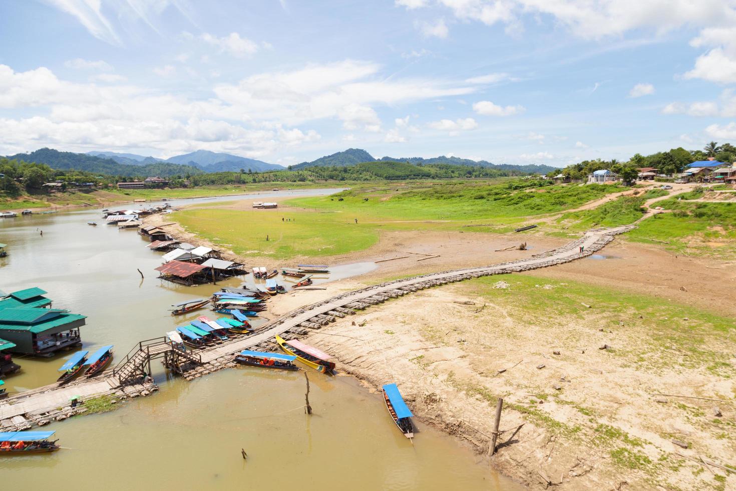 ponte e case a Kanchanaburi, Tailandia foto