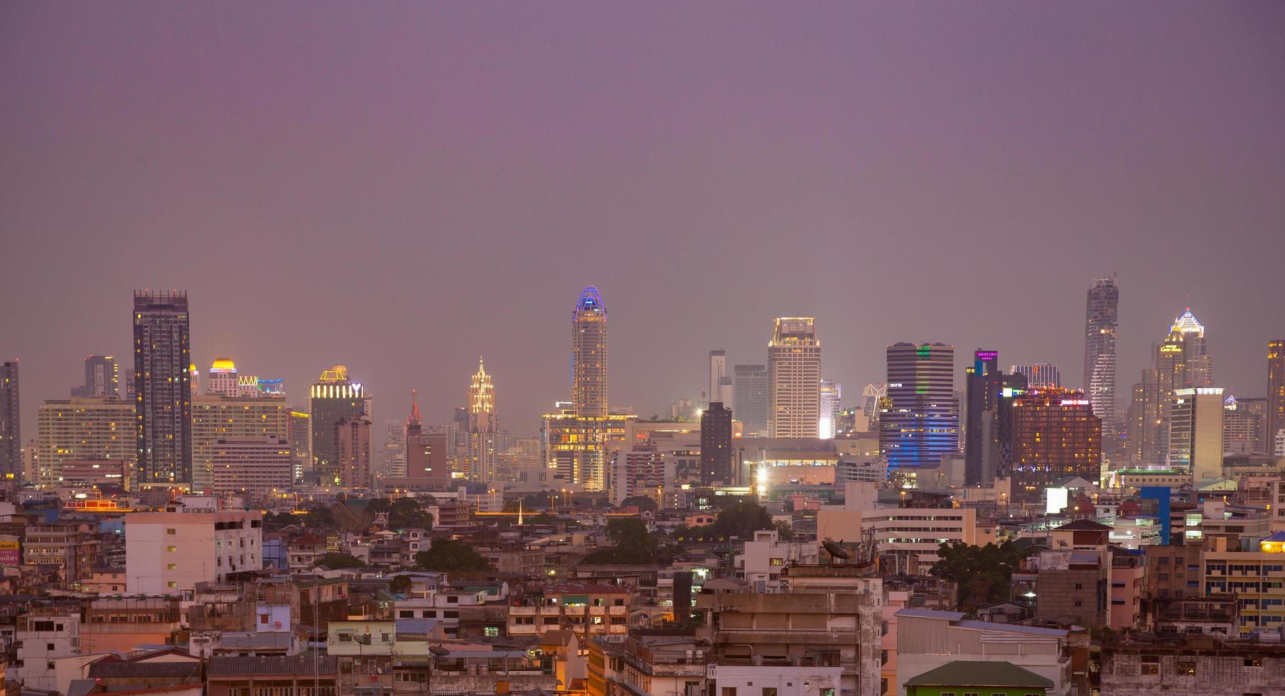 grattacieli di bangkok la sera foto