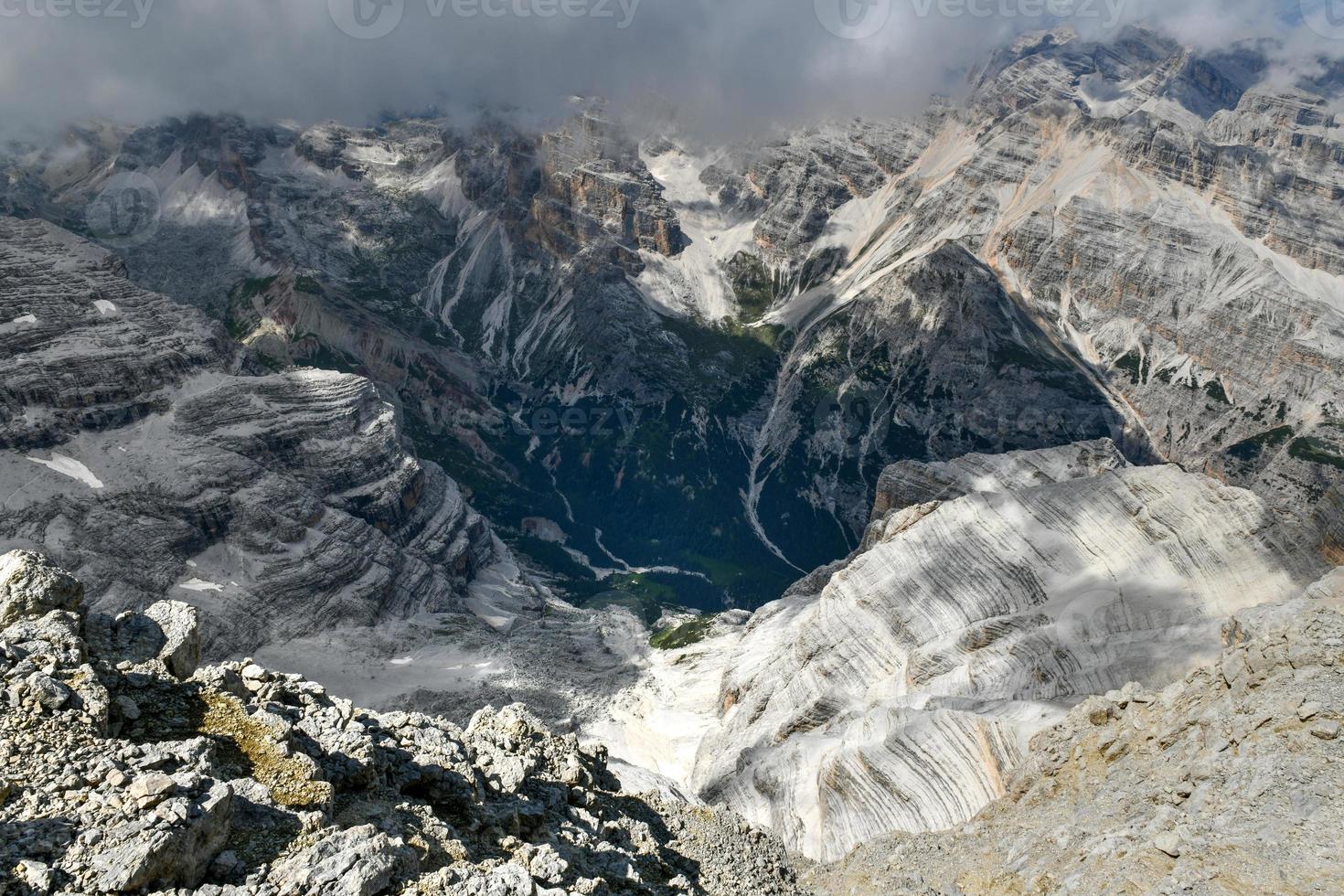 sorprendente paesaggio a il dolomiti nel Italia. dolomiti unesco mondo eredità nel il estate volta. sud tirol. italiano Alpi. foto