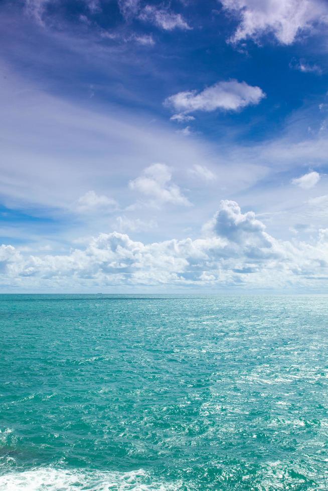 oceano e cielo nuvoloso foto