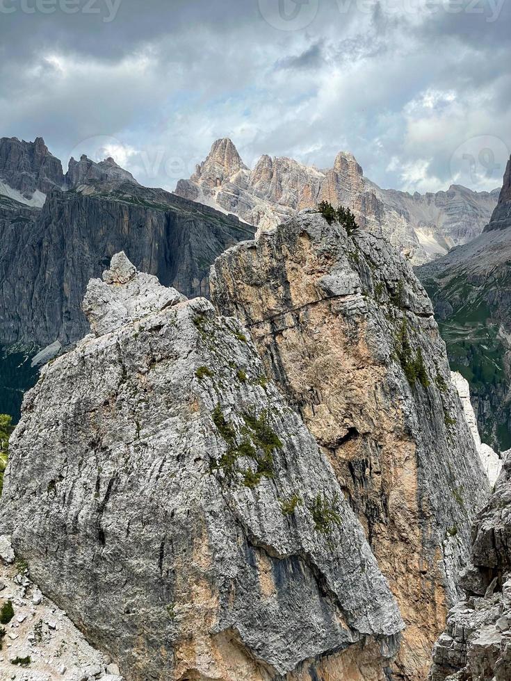 panoramico paesaggio di il cinque torri nel il dolomite montagne di Italia. foto