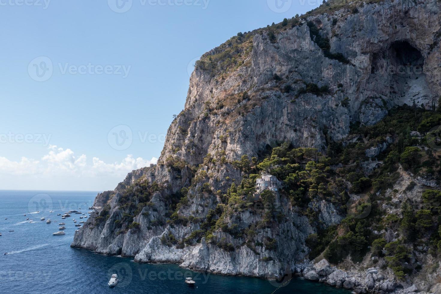 capri isola su un' bellissimo estate giorno lungo il amalfi costa nel Italia foto