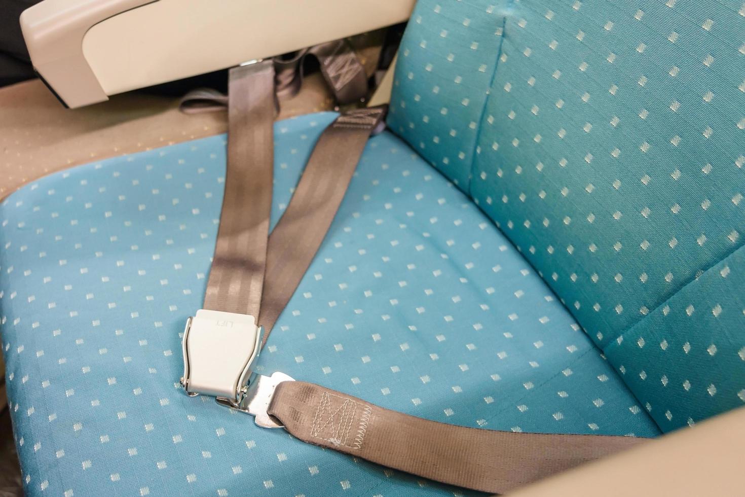cintura di sicurezza sul sedile del passeggero in aereo commerciale foto