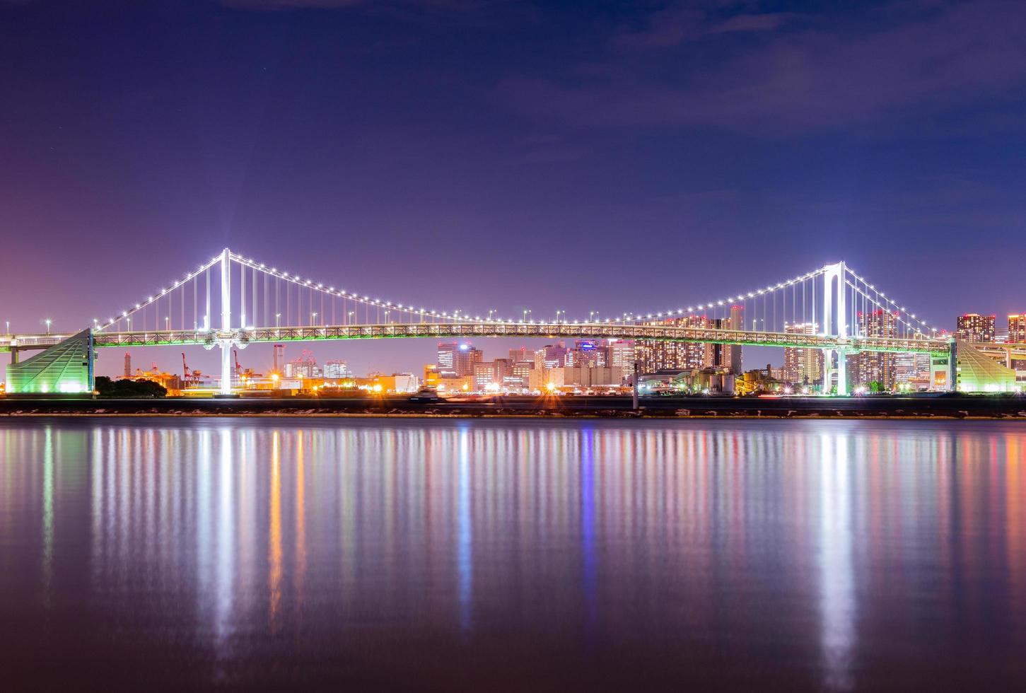 Rainbow Bridge a Tokyo, Giappone foto