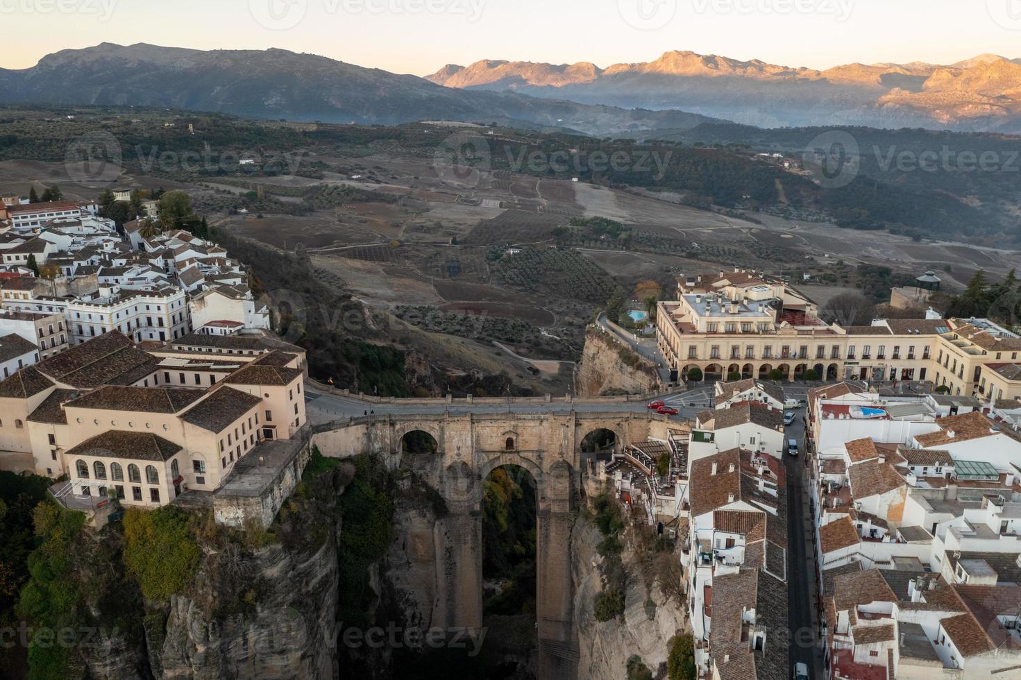 roccioso paesaggio di ronda città con puente nuevo ponte e edifici, andalusia, Spagna foto