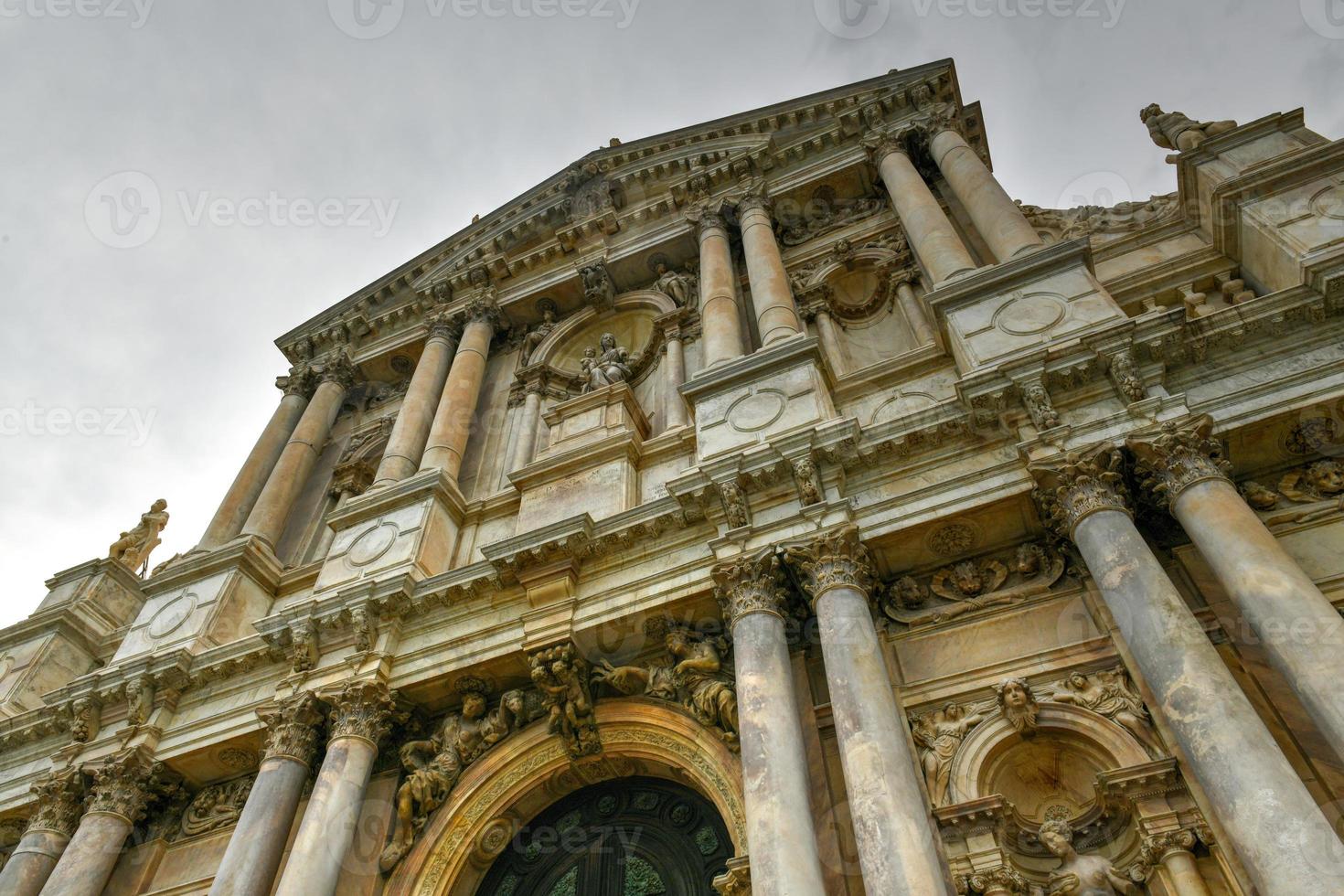 il magnifico esterno di Santa maria di Nazareth Chiesa, anche conosciuto come Chiesa di il scalzi, situato nel il cannaregio la zona di Venezia nel Italia. foto