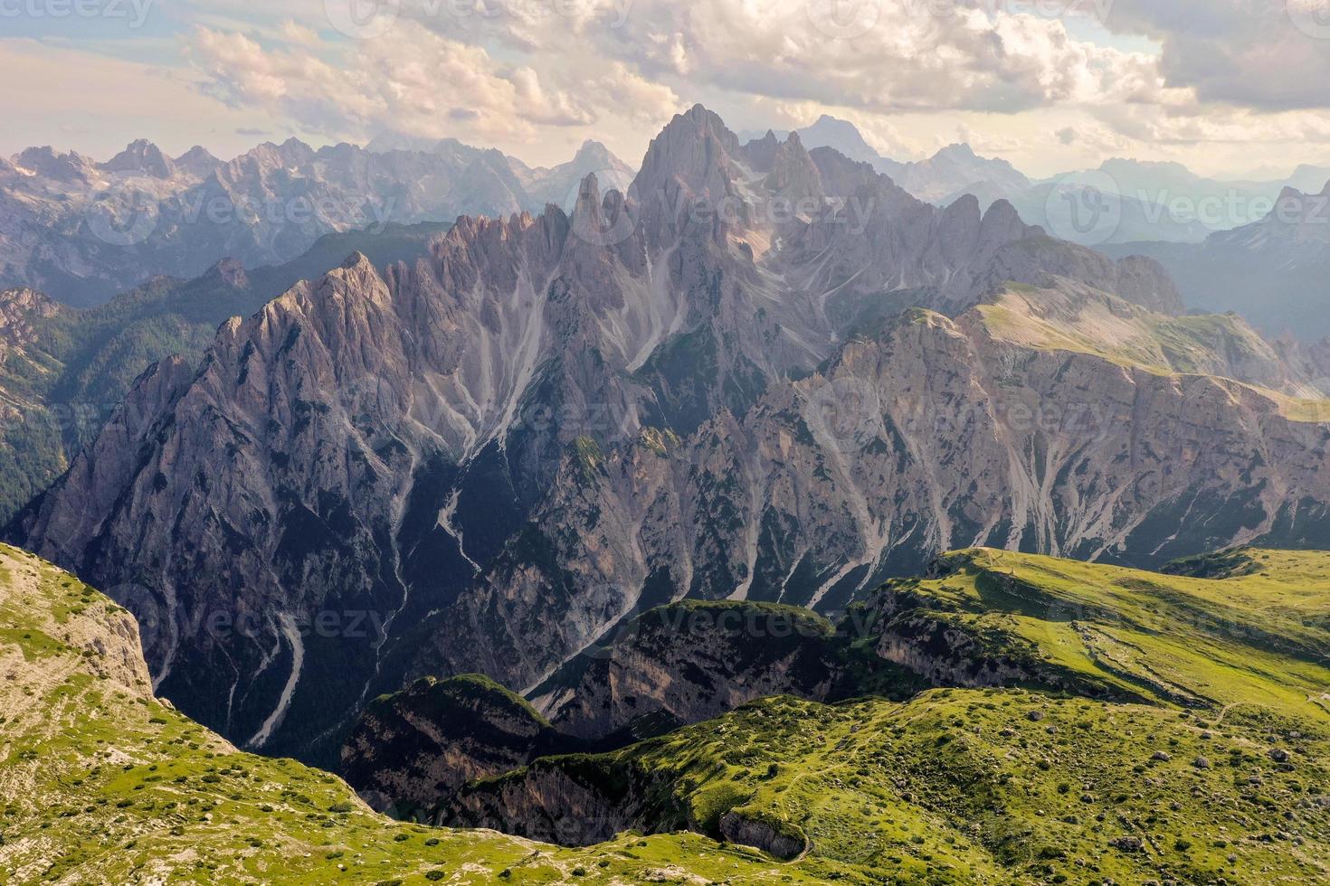 bellissimo soleggiato giorno nel dolomiti montagne. Visualizza su tre cime di lavare - tre famoso montagna picchi quello somigliare camini. foto