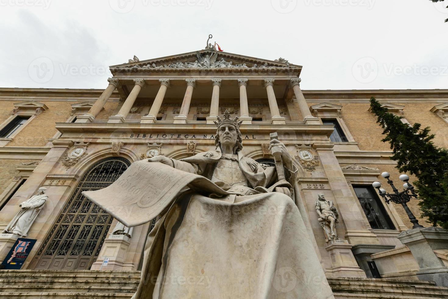 nazionale biblioteca di Spagna biblioteca nacional de espana è un' maggiore pubblico biblioteca, maggiore nel Spagna e uno di maggiore biblioteche nel il mondo. esso è collocato nel Madrid, su il paseo de recoletos. foto