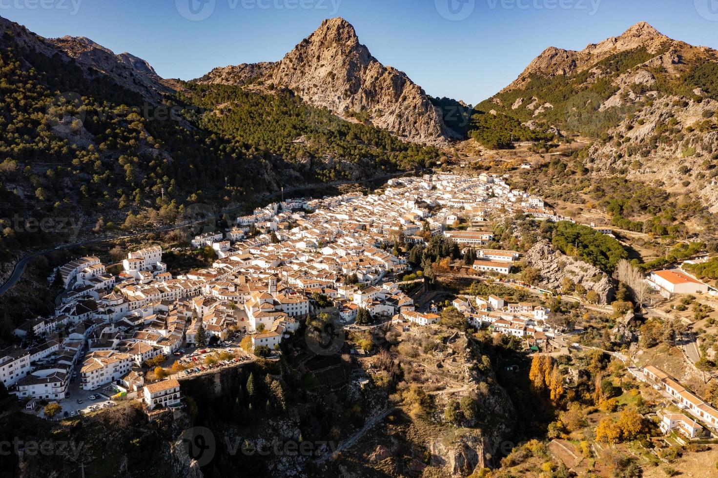 aereo Visualizza di il bianca spagnolo città di grazialema nel Spagna. foto