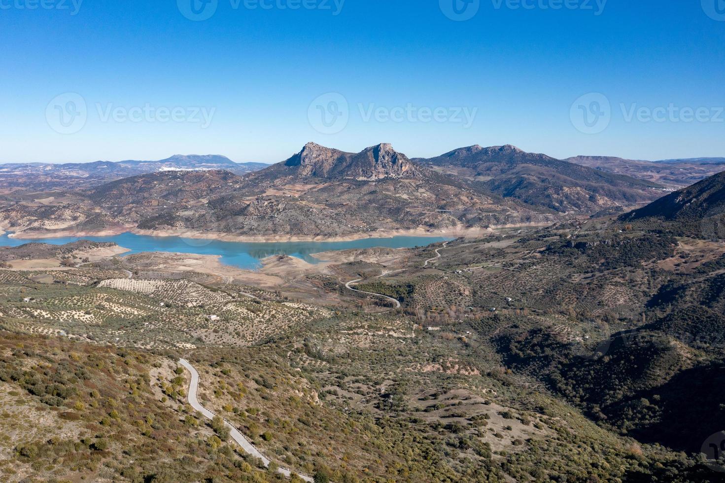 blu lago nel zahara de la sierra nel sierra de grazialema naturale parco, cadice Provincia, malaga, andalusia, Spagna foto