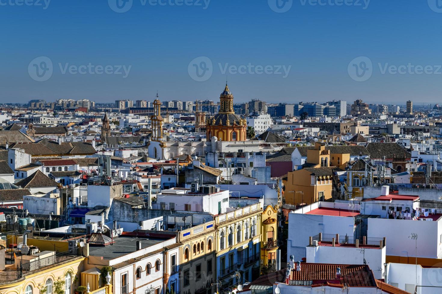 aereo Visualizza di il Chiesa di Santa Cruz nel siviglia, Spagna. foto