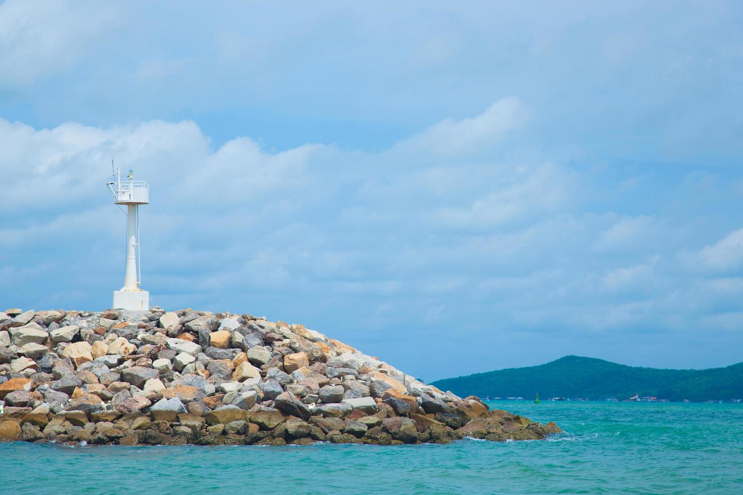 faro sulla costa foto