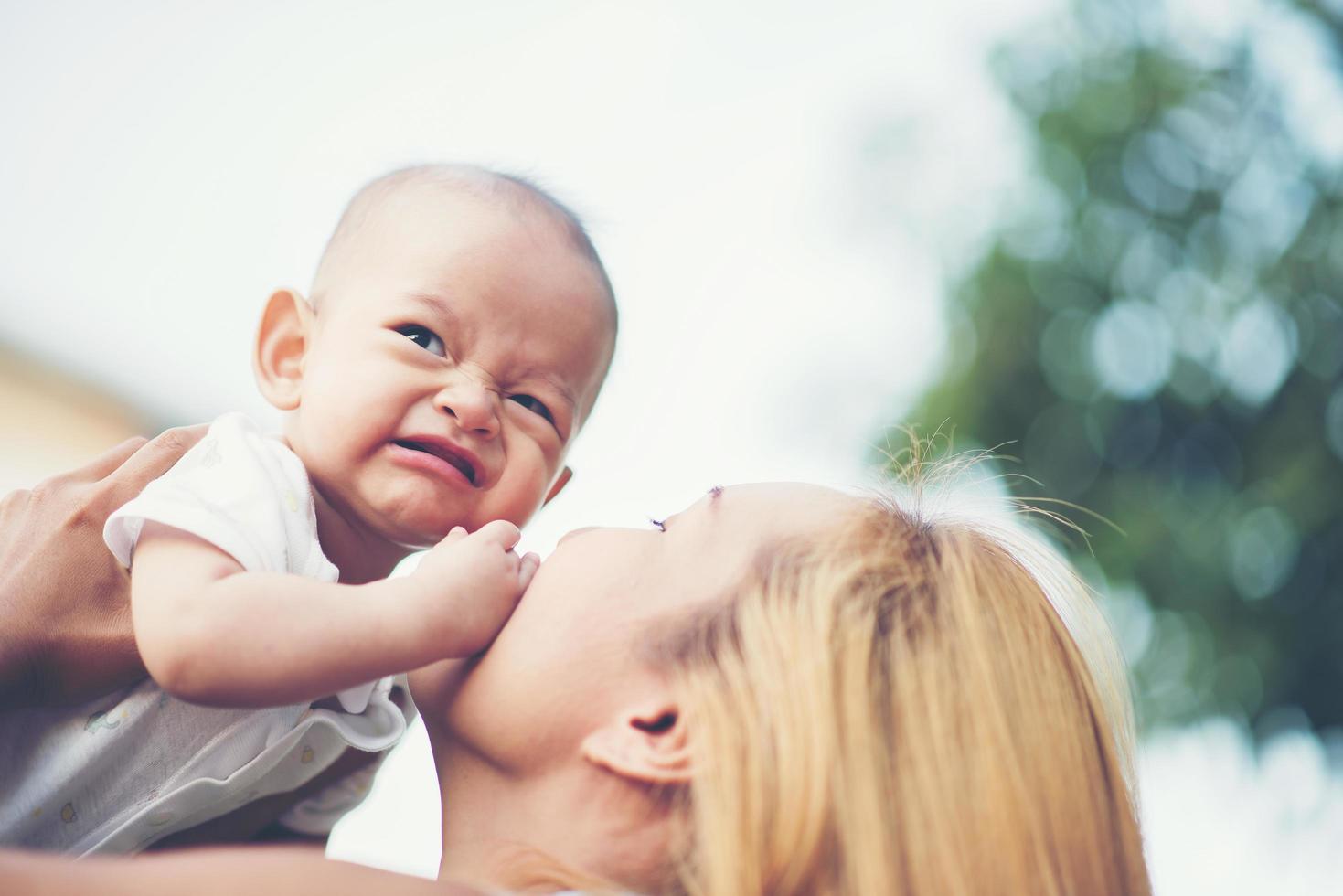 madre e bambino al parco foto