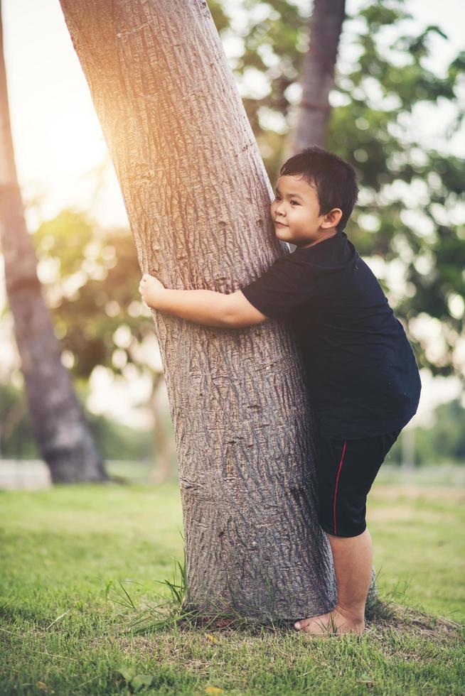 ragazzo arrampicata albero nel parco foto