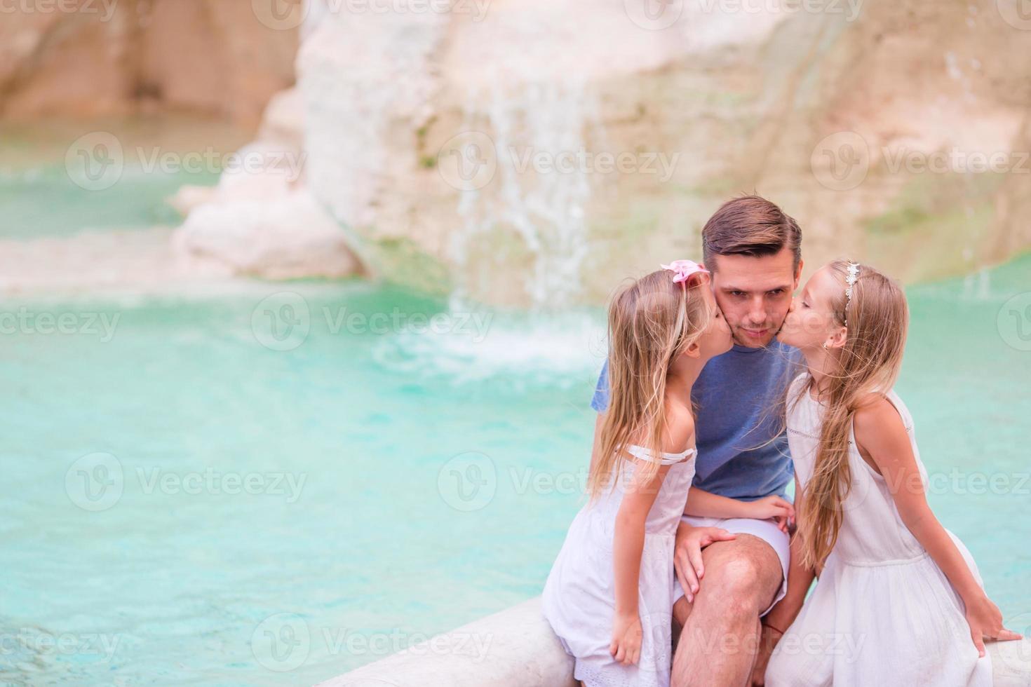 padre e figlie nel trevi Fontana, Roma, Italia foto