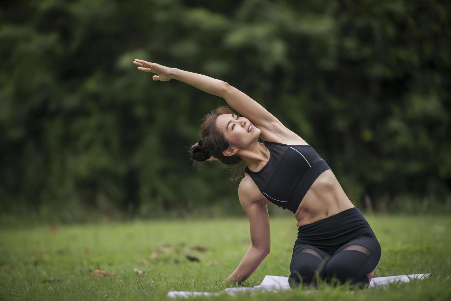 donna che fa yoga nel parco foto