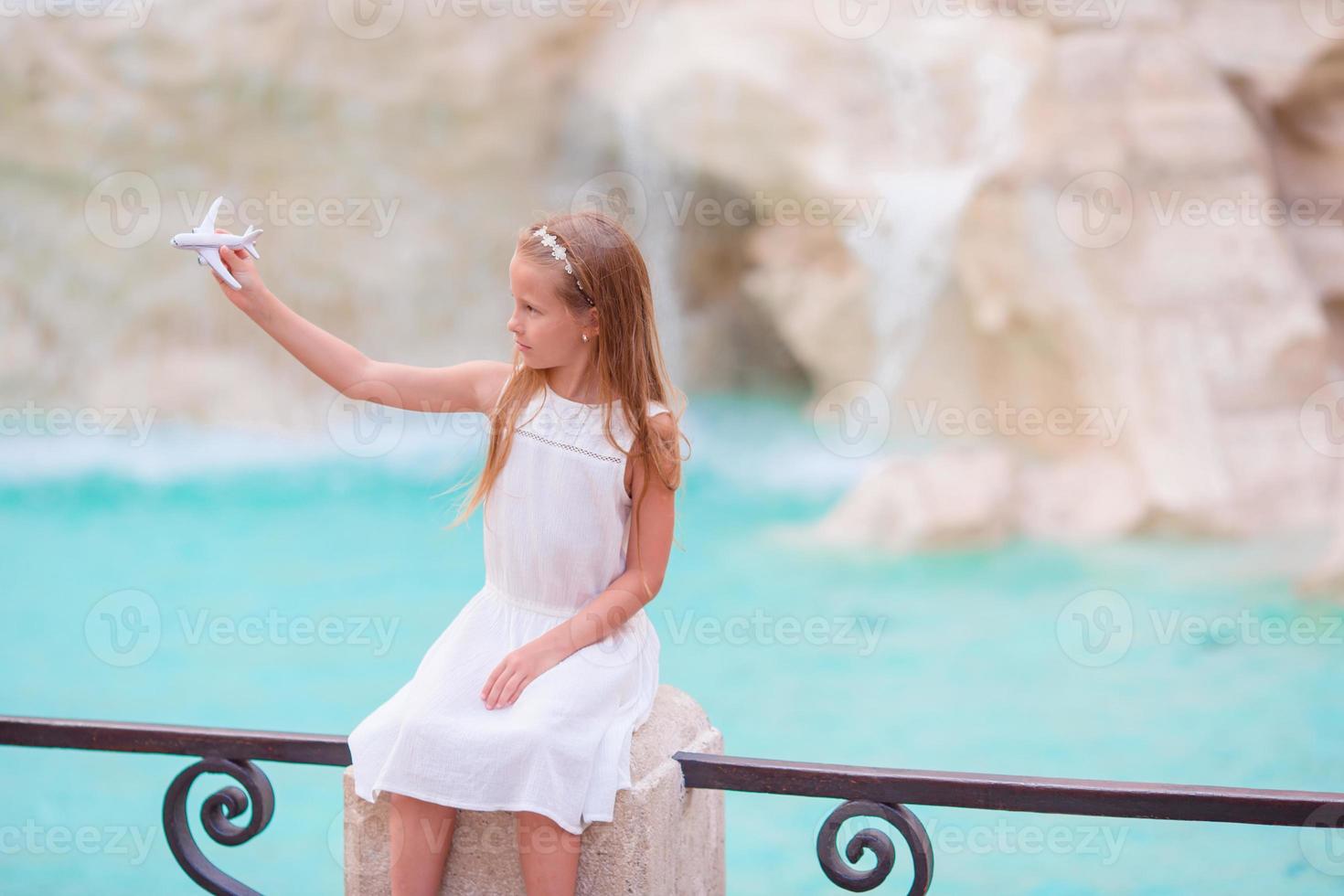 poco ragazza nel trevi Fontana, Roma, Italia foto