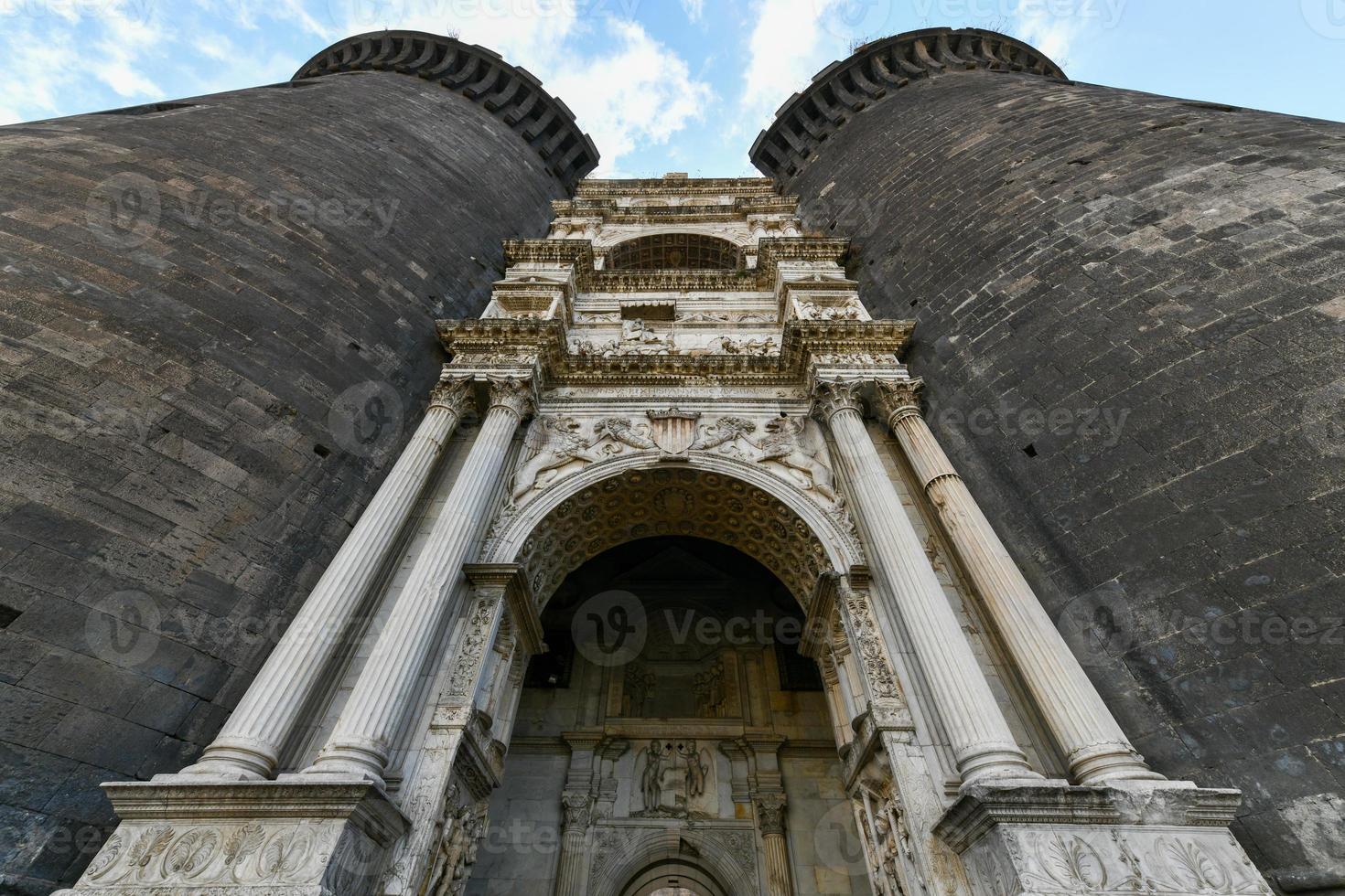 medievale castel nuovo collocato vicino il porta di Napoli nel Napoli, Italia foto