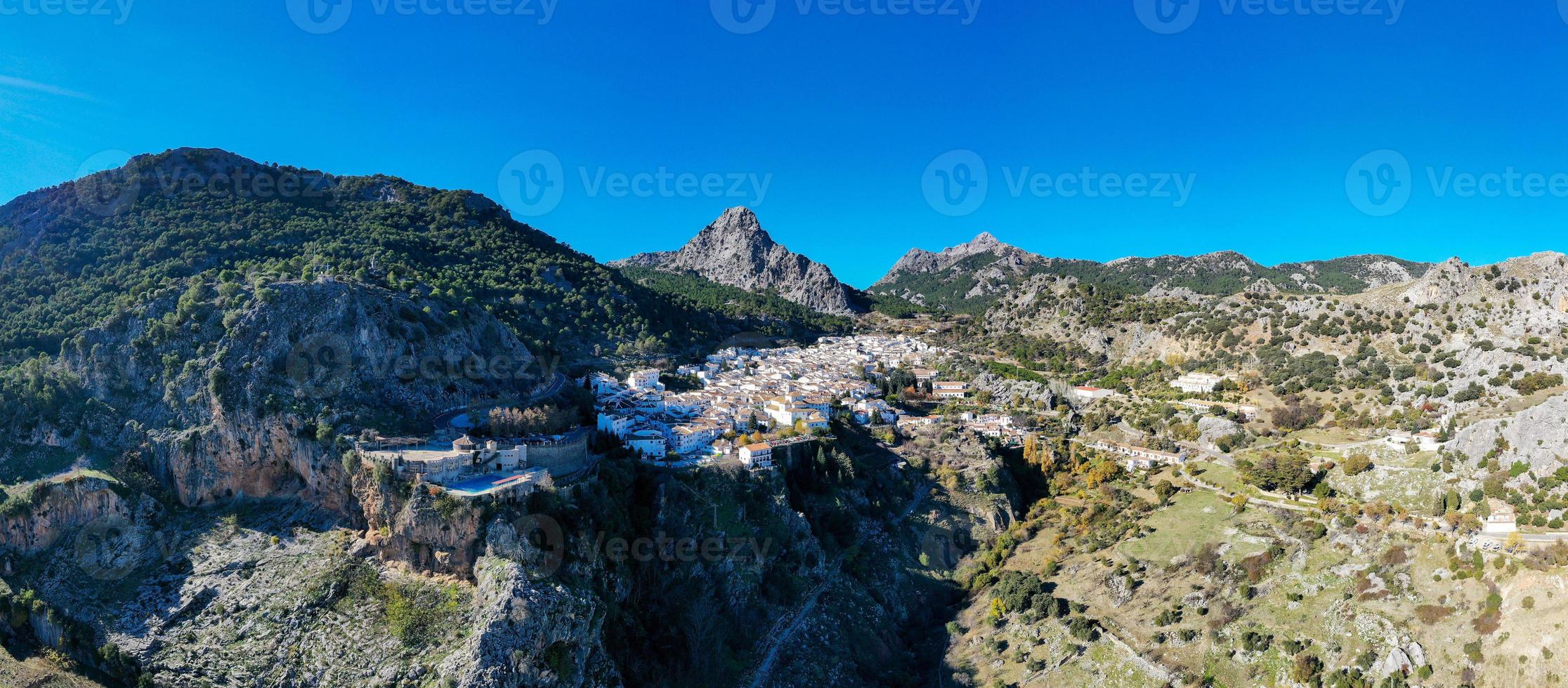 aereo Visualizza di il bianca spagnolo città di grazialema nel Spagna. foto