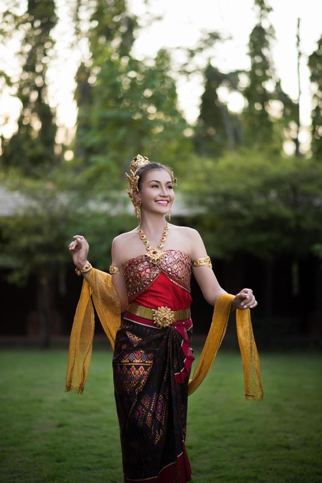 donna che indossa un tipico abito thailandese foto