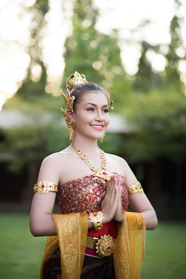 donna che indossa un tipico abito thailandese foto