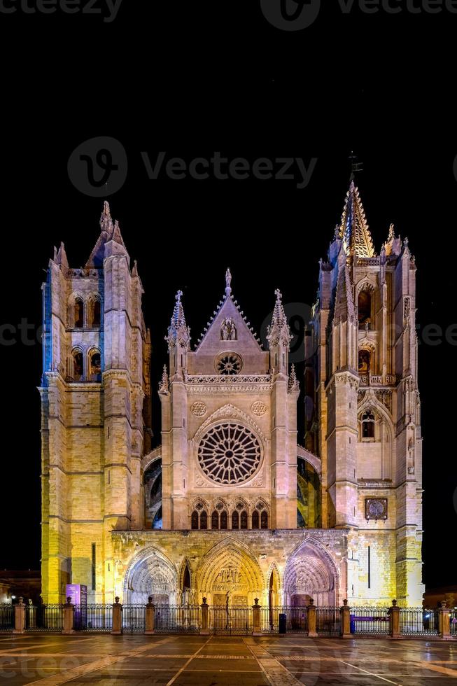 principale Gotico facciata di leon Cattedrale nel il sera, Spagna foto