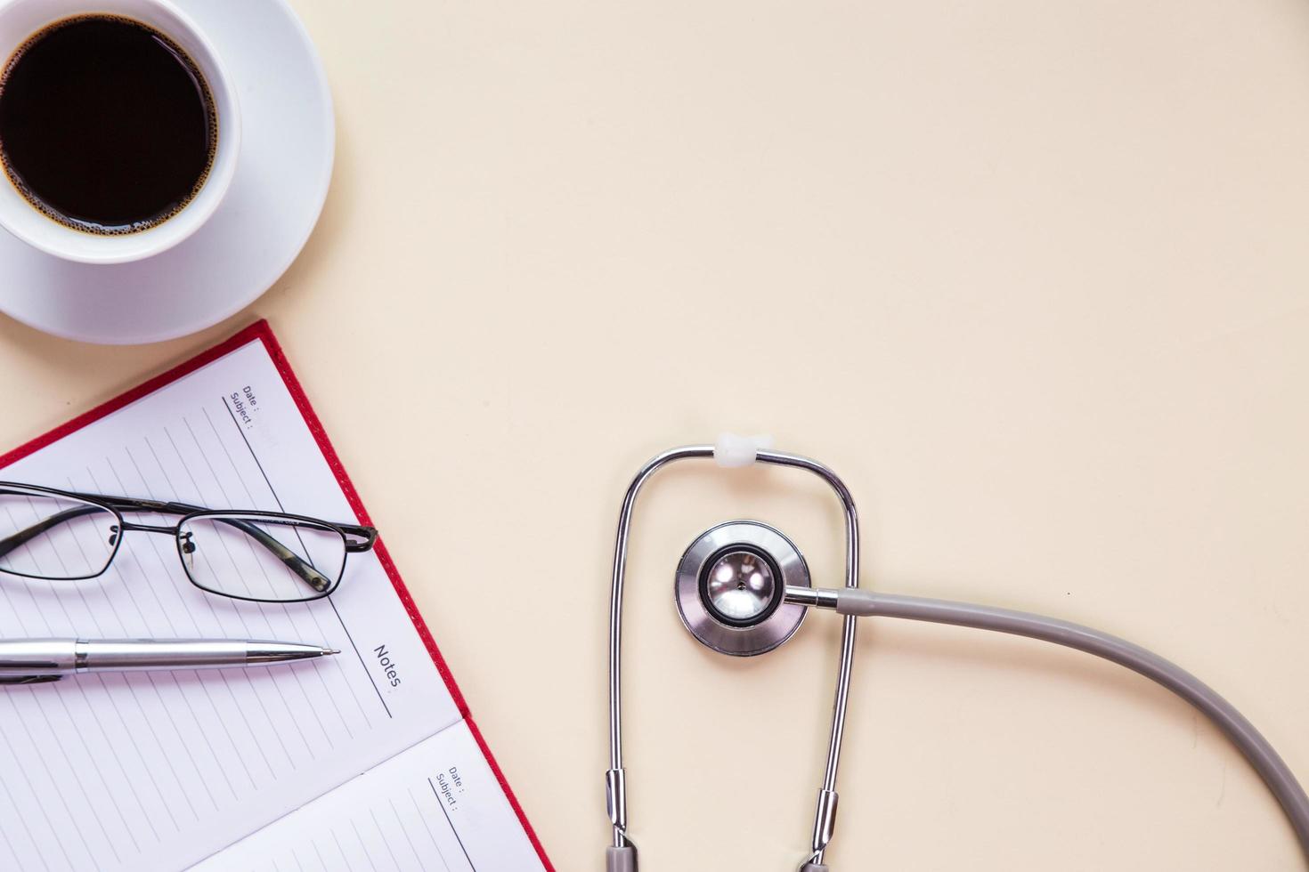 vista dall'alto dell'area di lavoro del medico foto