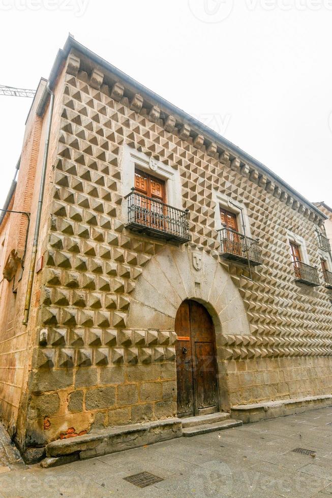 Casa de los picos con suo facciata coperto di granito blocchi lavorato in forme di diamante nel segovia, Spagna. foto