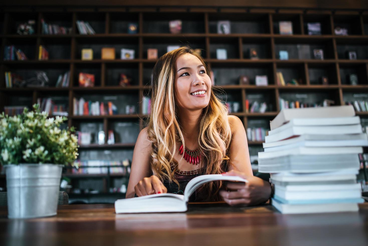 giovane donna che legge un libro foto