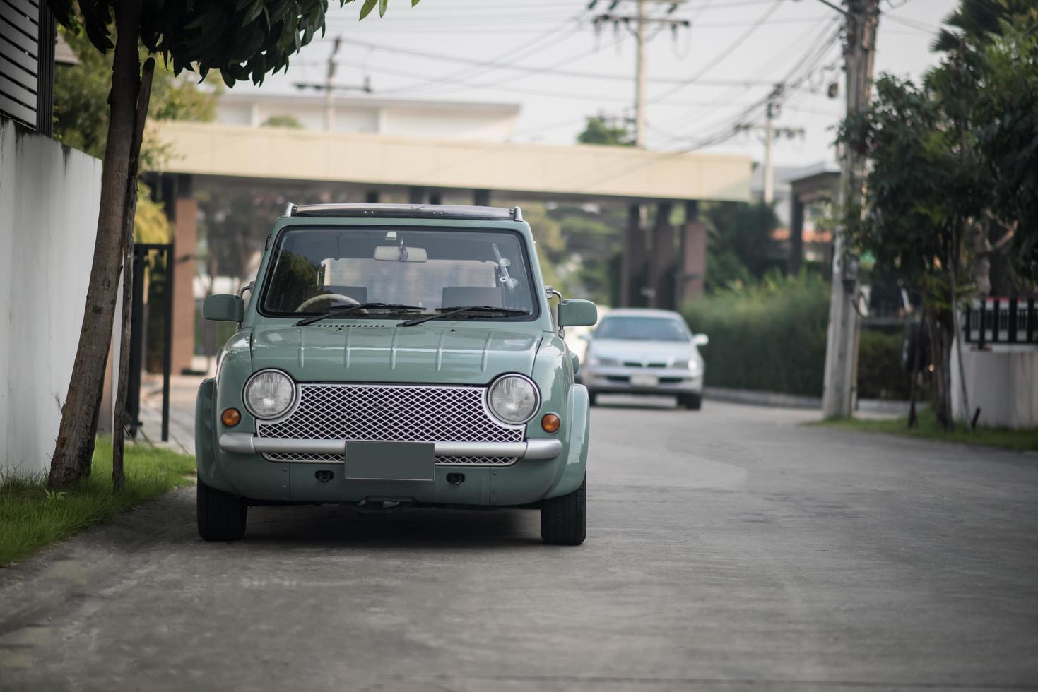 auto d'epoca classica parcheggiata in una strada foto