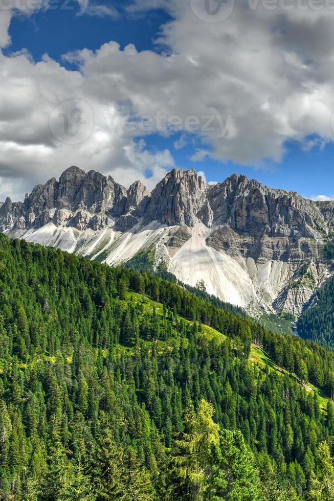 paesaggio di il dolomiti e un' Visualizza di il aferer geisler montagne nel Italia. foto
